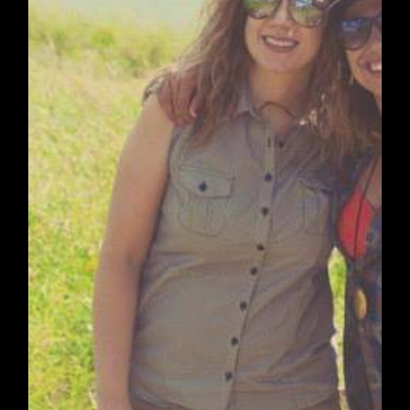 🧸 5/$20 sleeveless button down - Picture 2 of 5